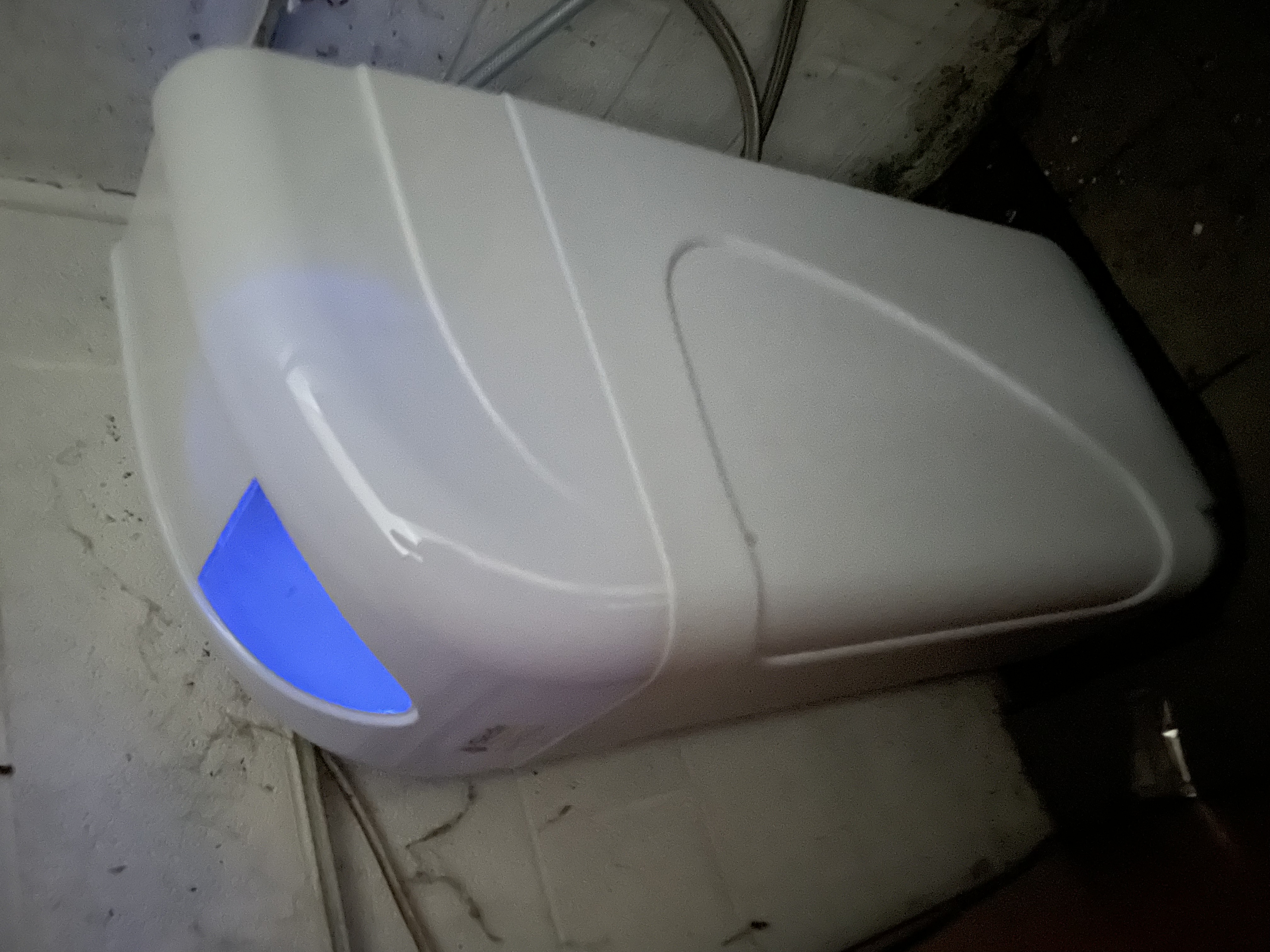 Installation avec plomberie visible et raccordements - Douai